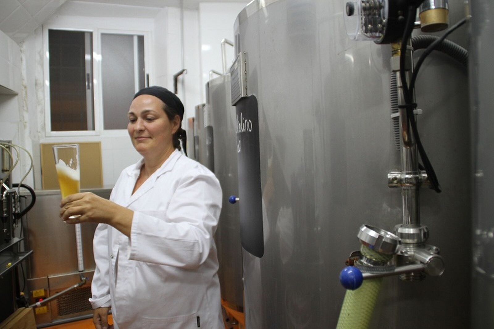 Rocío degustando el estado de la cerveza madurada. / FOTO CEDIDA