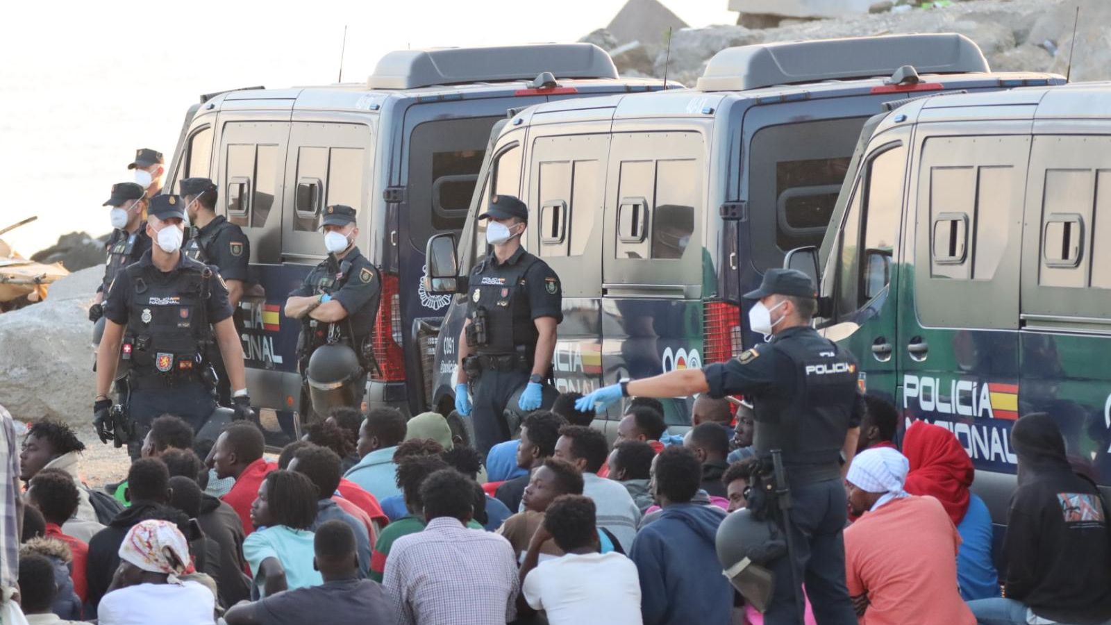 La Policía y la Guardia Civil desalojan la Playa del Trampolín