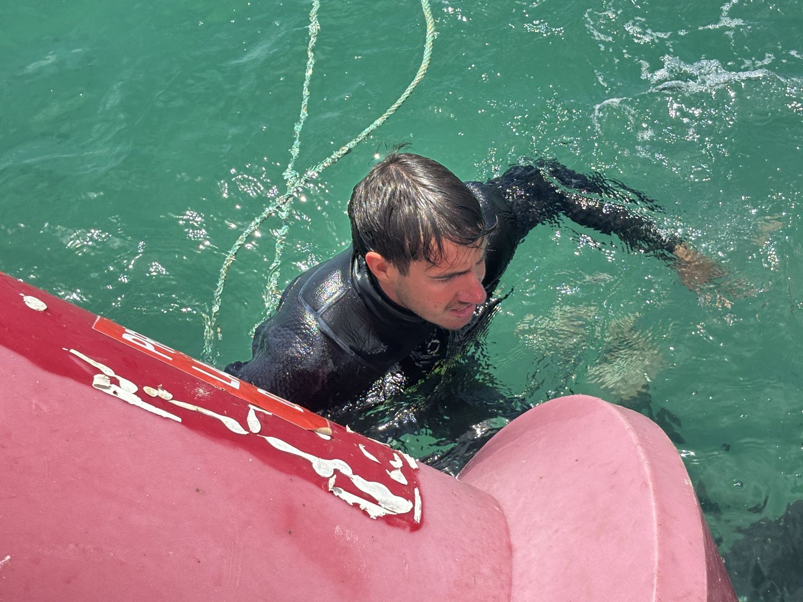 Ceuta blinda sus playas contra las medusas: el trabajo invisible que garantiza un verano seguro en el mar