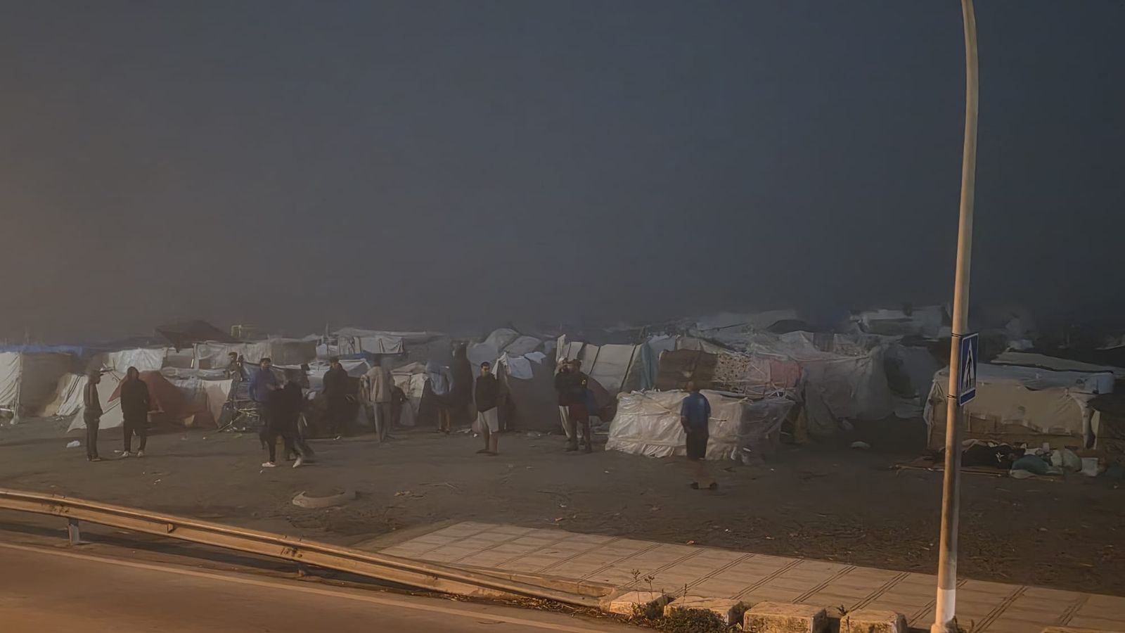 En la playa del Trampolín continúan miles de migrantes acampando más de dos meses después de la invasión