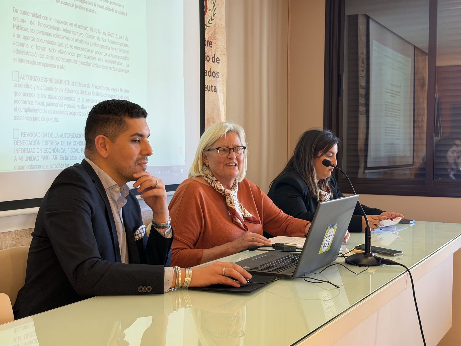 La decana del Colegio de Abogados, Isabel Valriberas, durante la formación sobre el Turno de Oficio