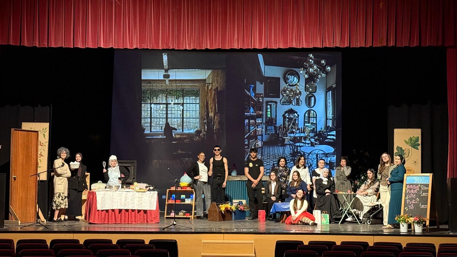 El alumnado de diversificación del IES Siete Colinas posa durante la representación teatral