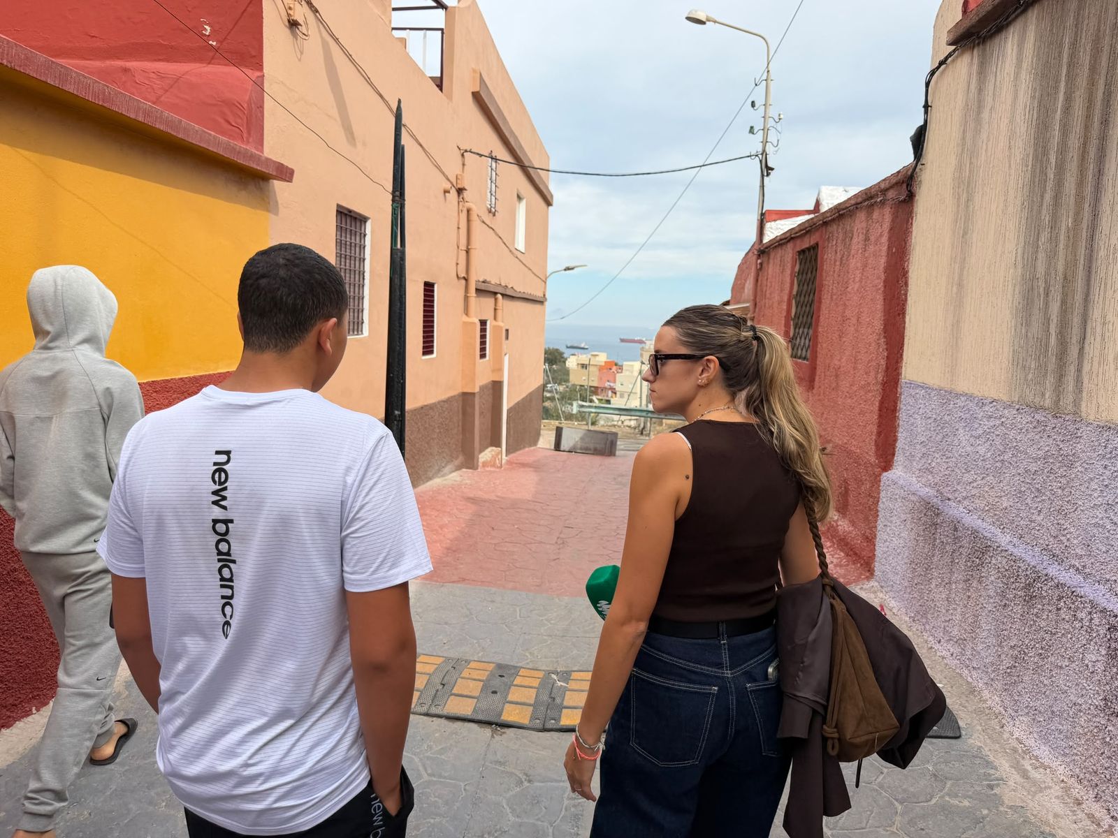 Los Rosales estalla tras 70 días de abandono y exige una solución para los migrantes que siguen en sus calles