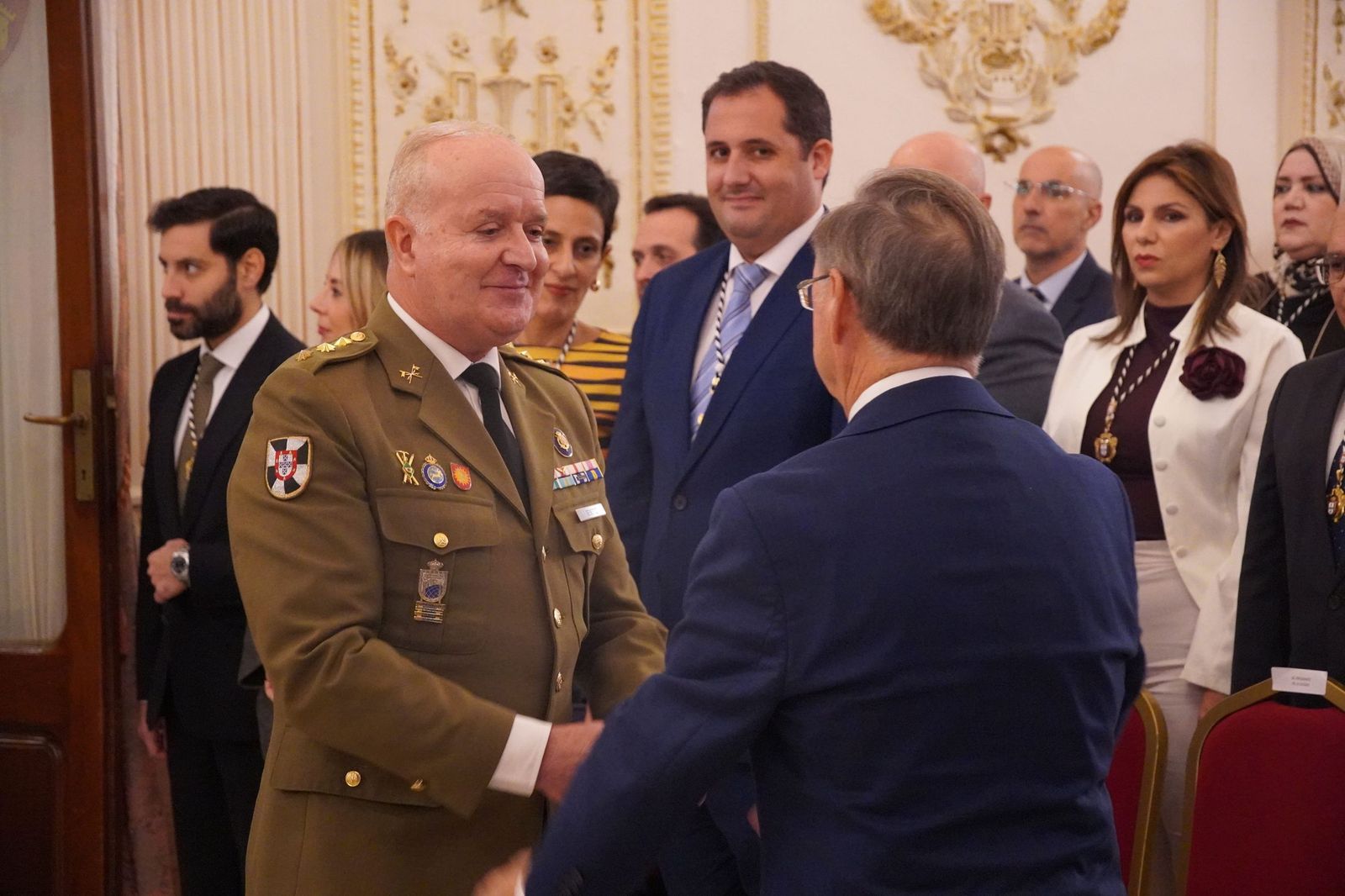 Así ha sido la imposición de la Medalla de Plata de la Ciudad a Caballería