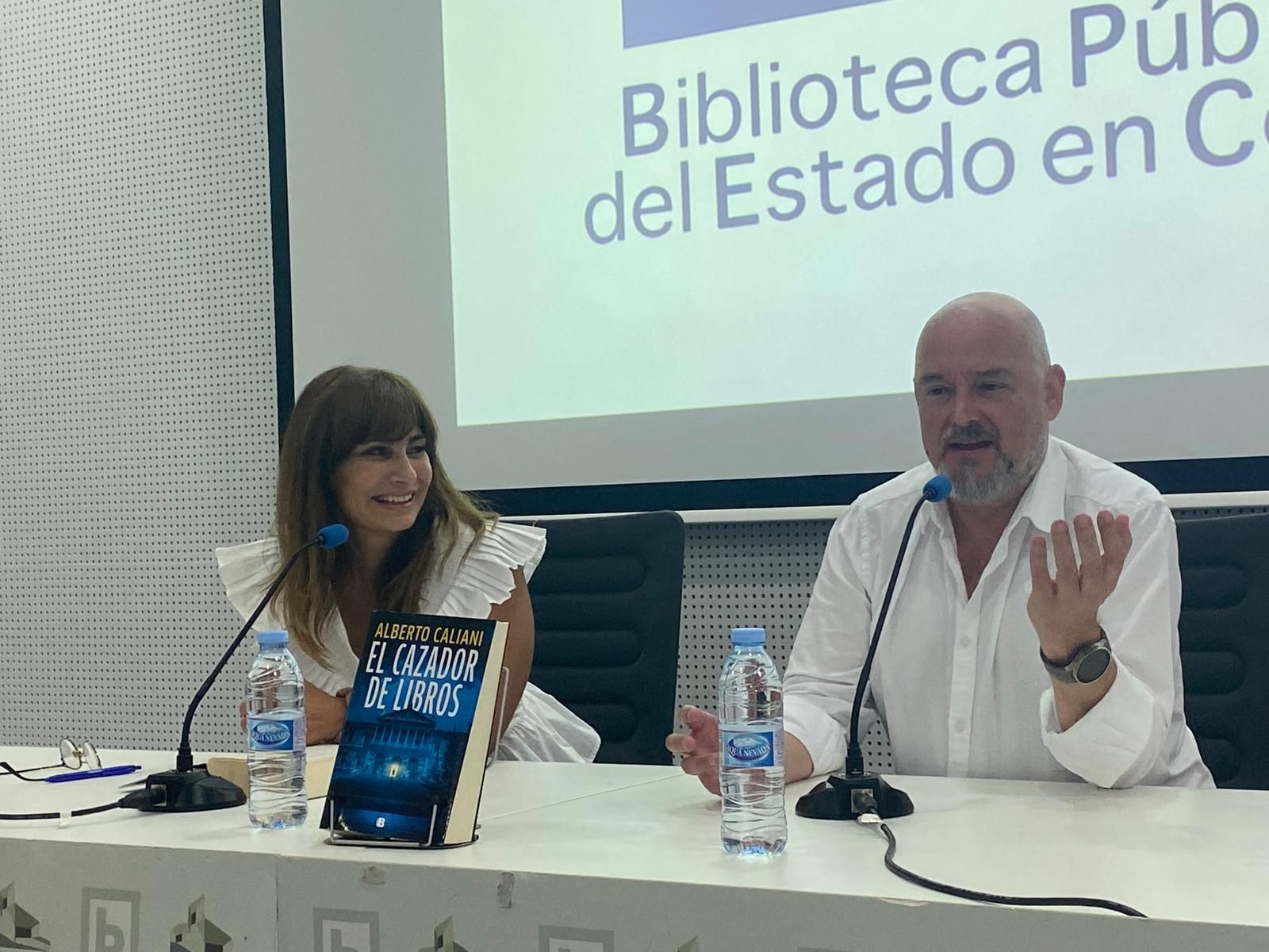 Tula Fernández y Alberto Caliani en la Biblioteca.