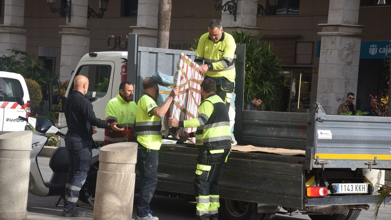 Operarios de Obimasa realizando el traslado de enseres a Benítez