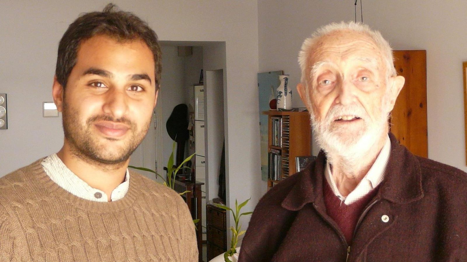 Narwani y José Luis Sampedro, en el rodaje del documental “15M, Málaga Despierta"