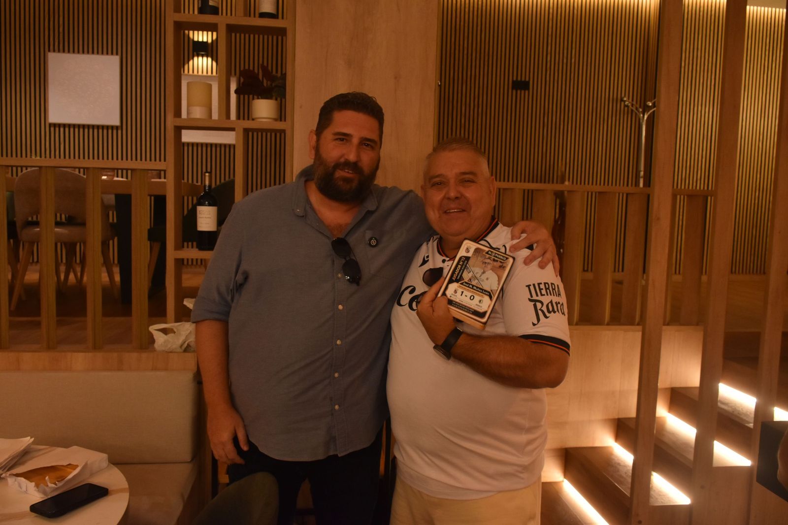 El Pueblo de Ceuta reúne a sus ‘Jugadores nº12’ y convierte su pasión por el Ceuta en cromos
