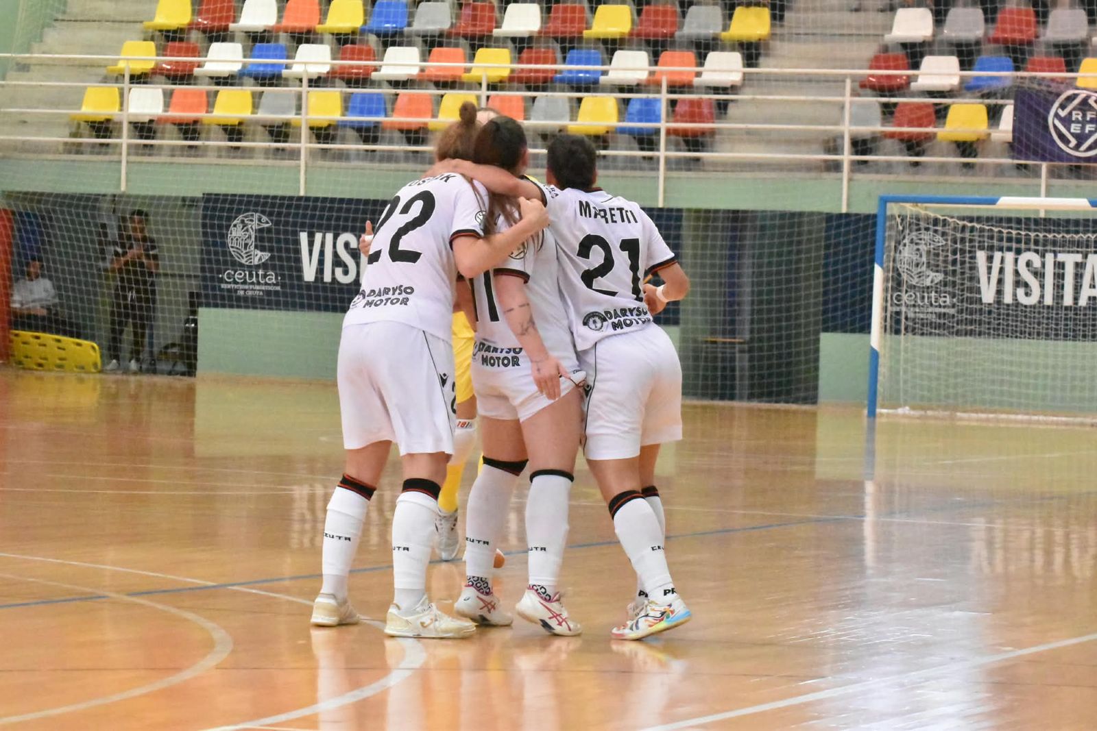 El Ceuta femenino deja escapar una merecida victoria en su debut en casa