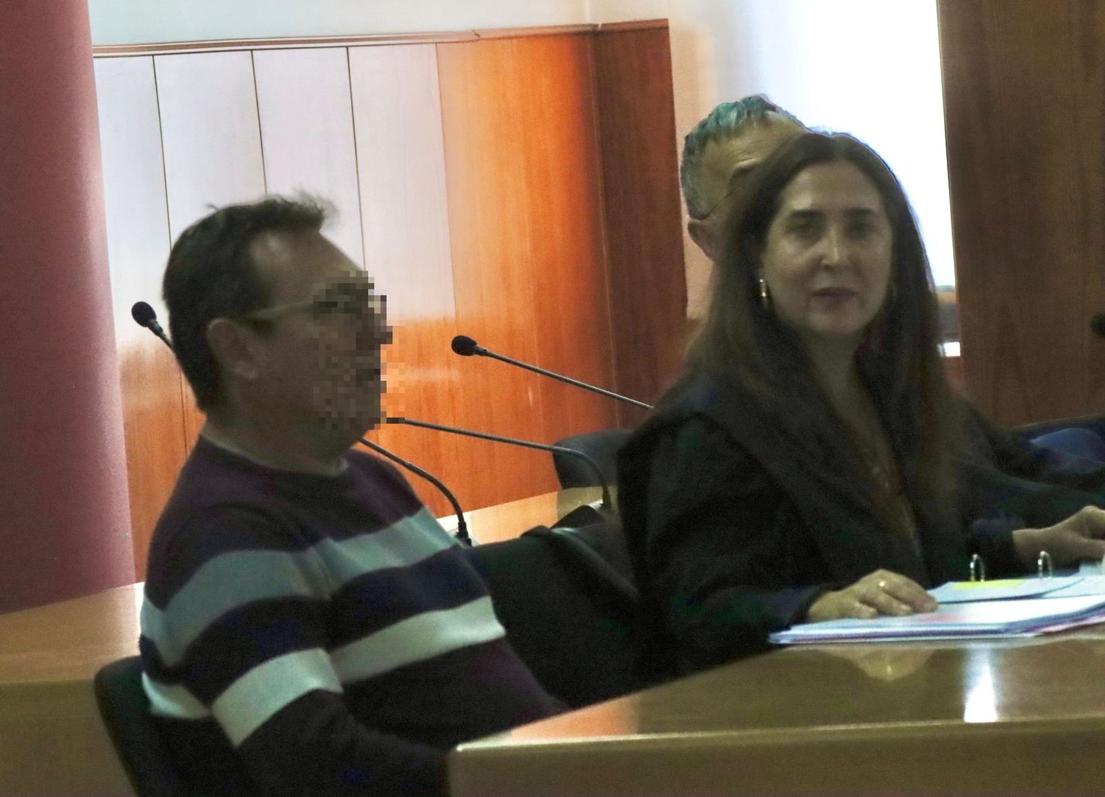 Alonso sentado junto a la abogada de la defensa, Inmaculada Guil.