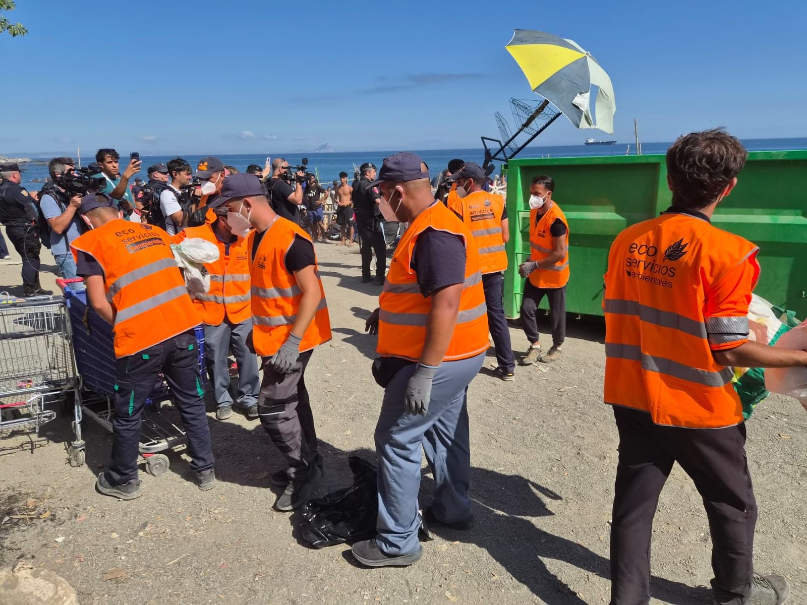 Actuación de Ecoservicios Ambientales para limpiar la playa del Trampolín tras desmantelar los mercadillos ilegales
