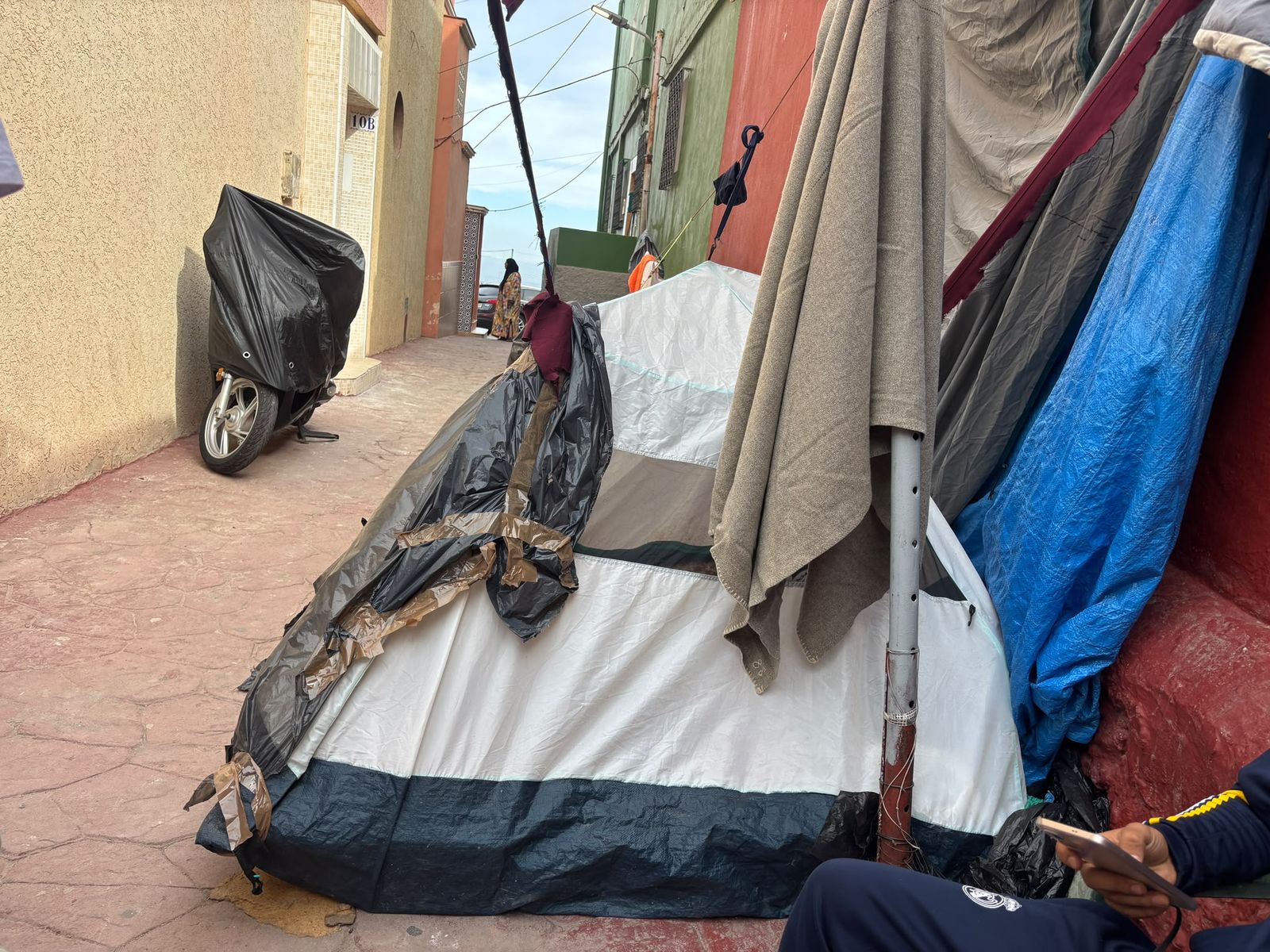 Los Rosales estalla tras 70 días de abandono y exige una solución para los migrantes que siguen en sus calles