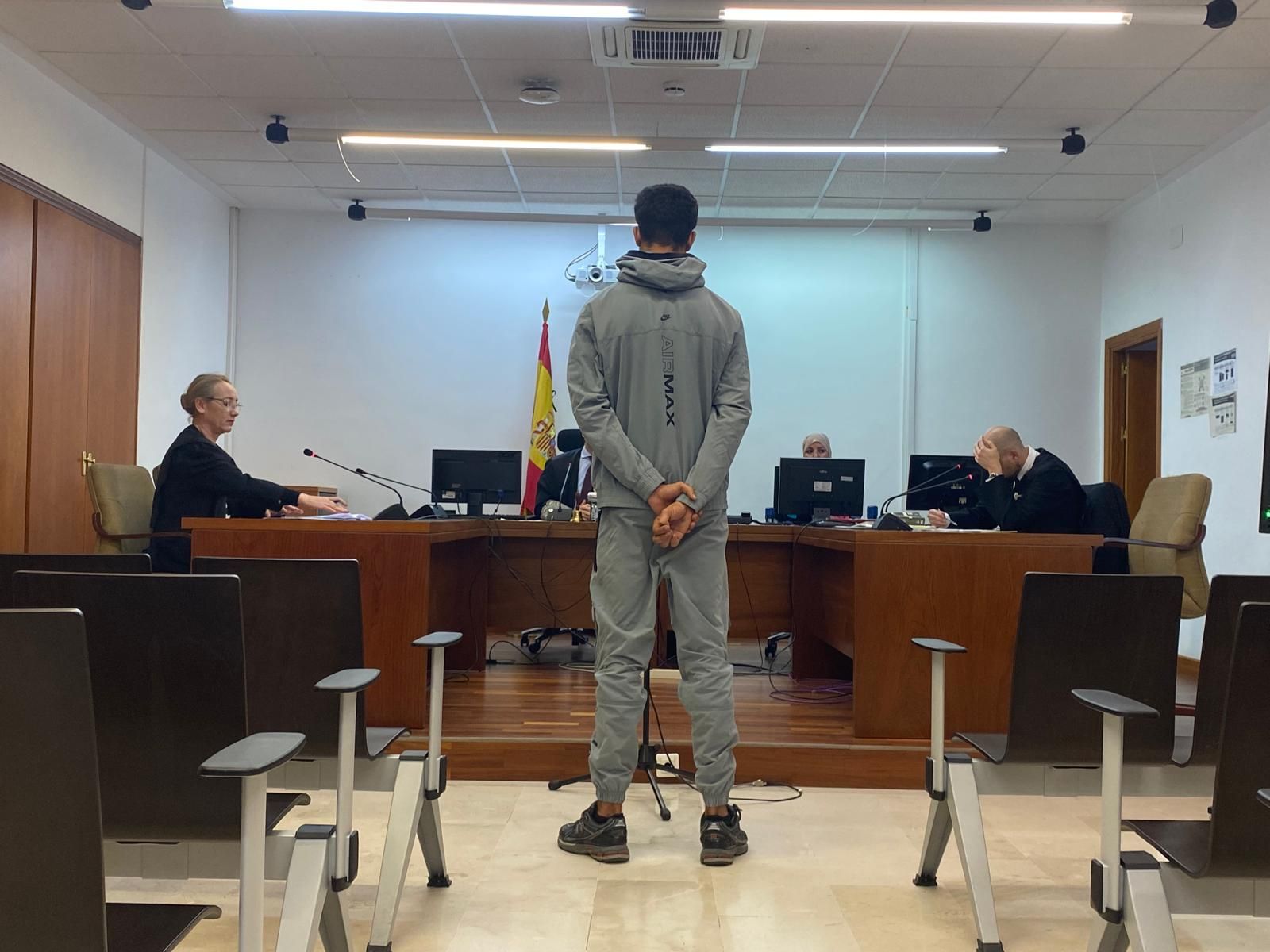 R.KB. frente al tribunal.