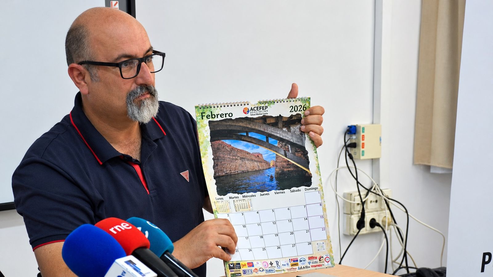 El presidente de ACEFEP, Basilio García Copín, presenta el calendario solidario de la asociación