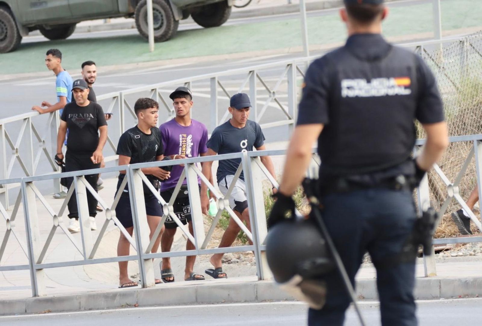 Un policía vigila el entorno de la zona de embolsamiento de Loma Colmenar