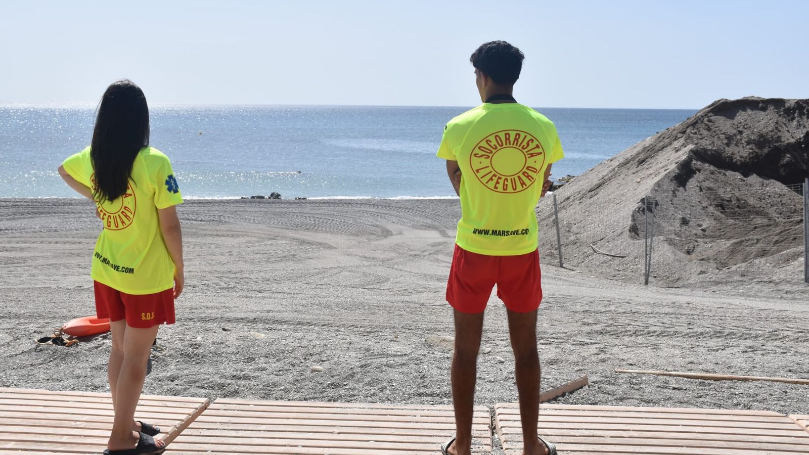 Socorristas en la playa del Tarajal.