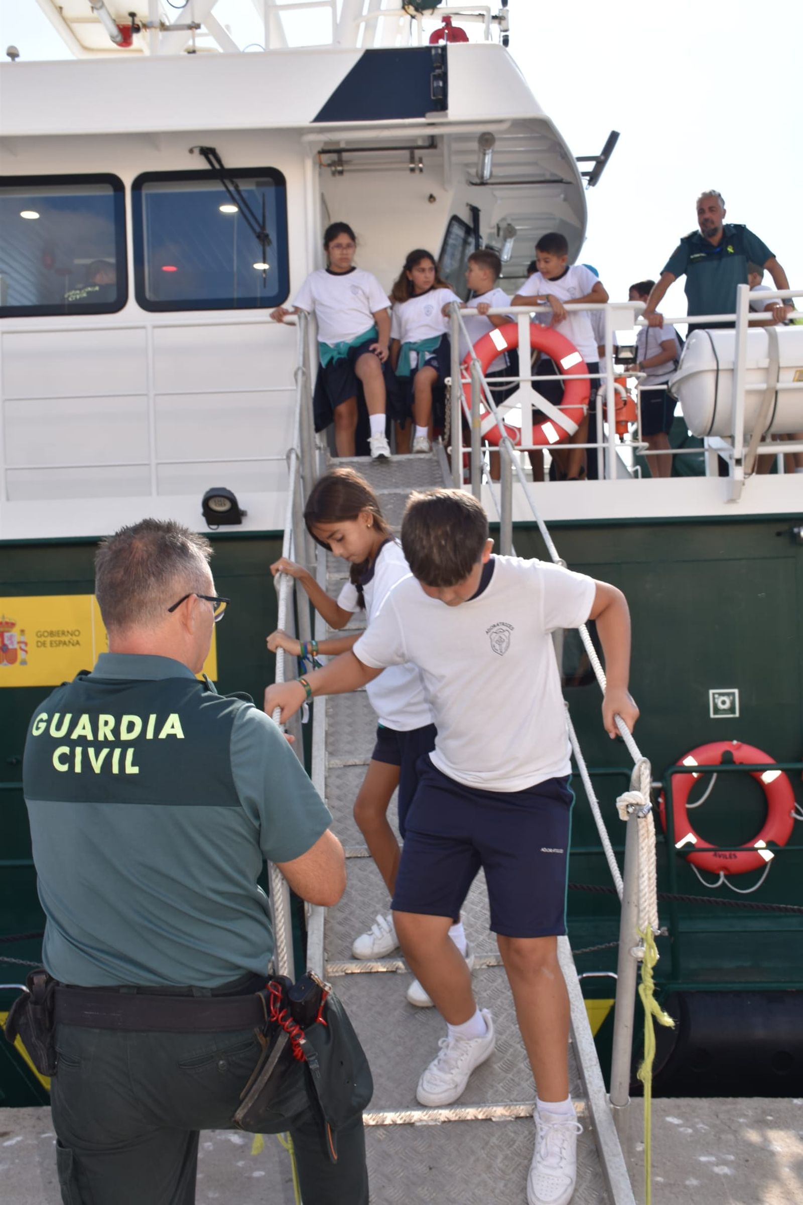 La Guardia Civil muestra sus medios a los escolares