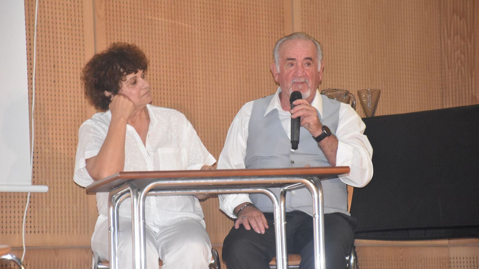 Moderadores del acto 'Por un pacifismo activo' organizado por el Club de Lectura de la Biblioteca Adolfo Suárez