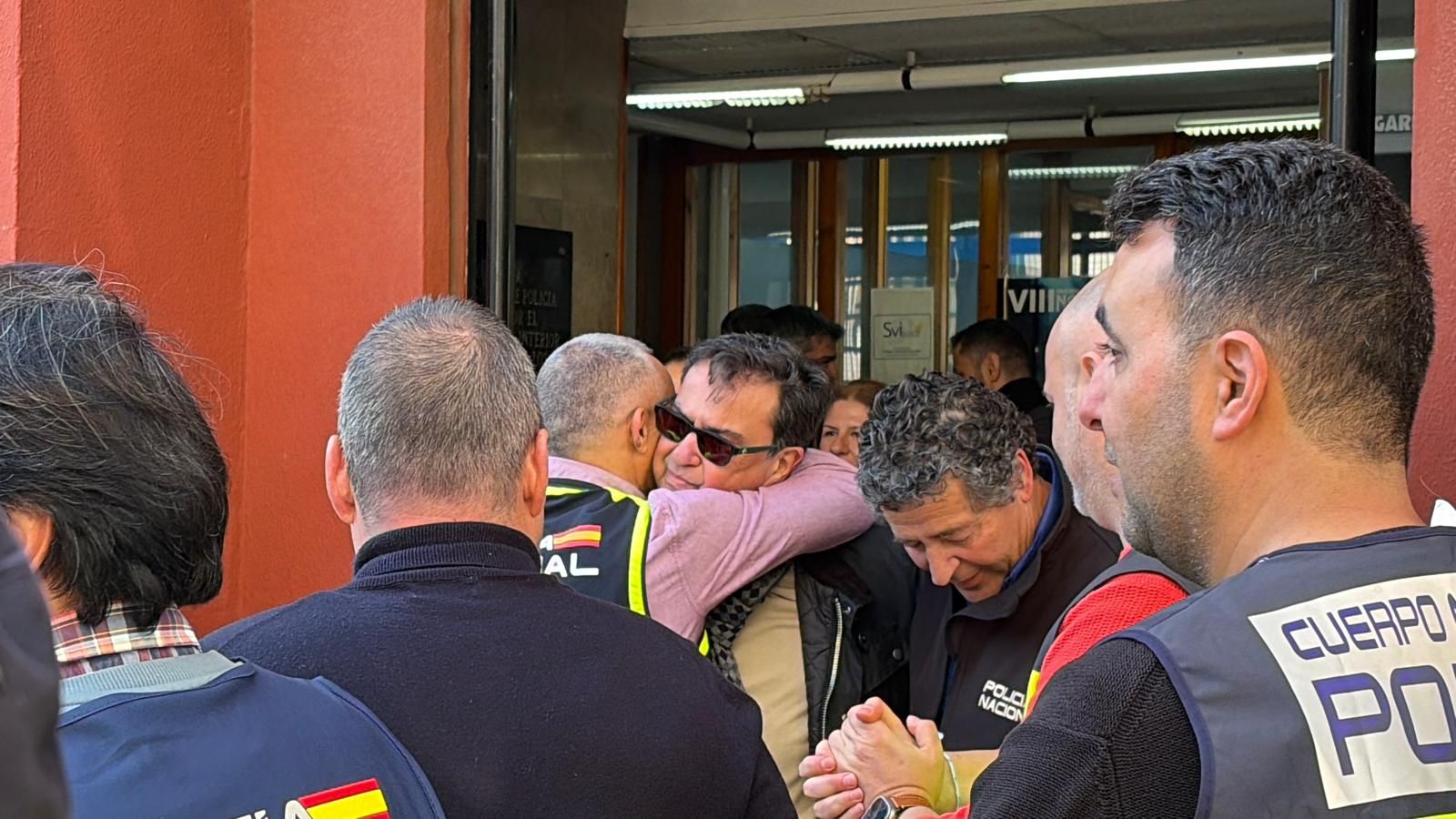 Compañeros y amigos de Paco Martín Cabello durante el homenaje de este lunes