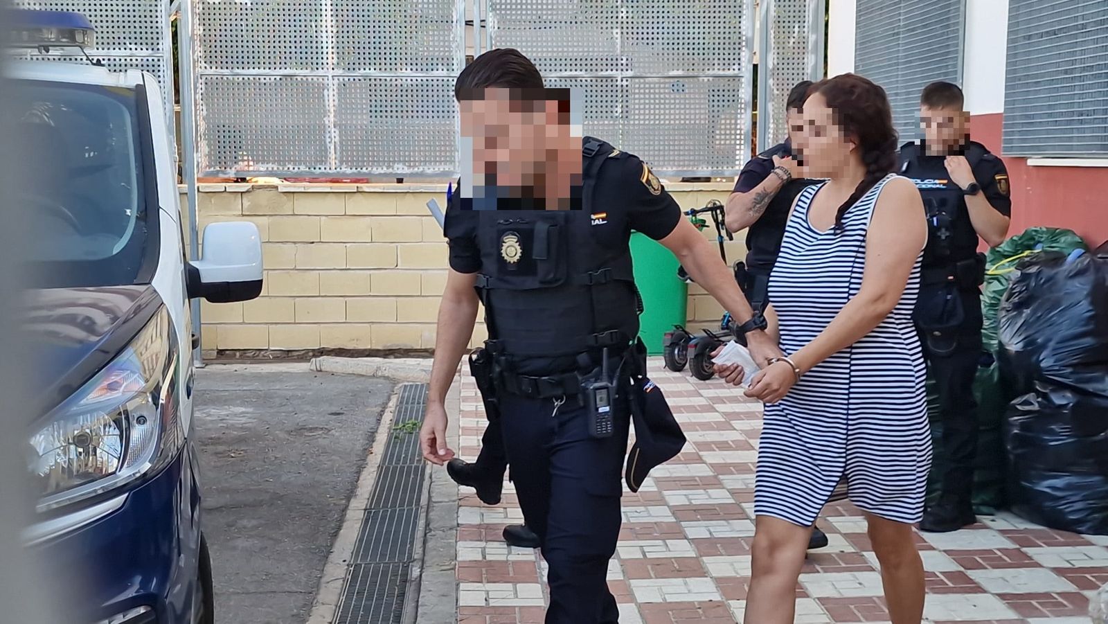 Los tres detenidos por la muerte del recién nacido vuelven a los Juzgados desde los calabozos Los tres detenidos por la muerte del recién nacido vuelven a los Juzgados desde los calabozos