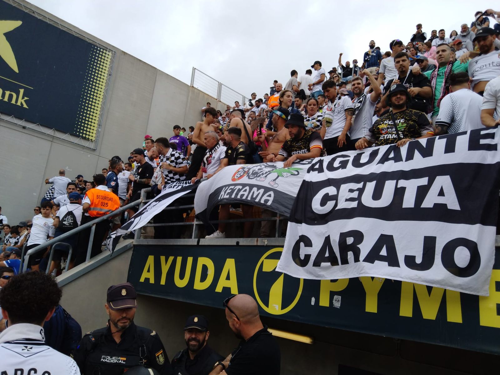 La afición ceutí fue el 'jugador número 12' en el 'Nuevo Mirandilla' este domingo