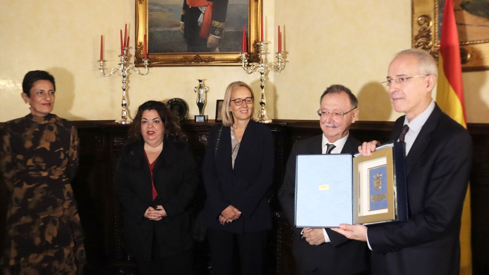 El secretario de Estado de Hacienda tras su firma en el Libro de Honor