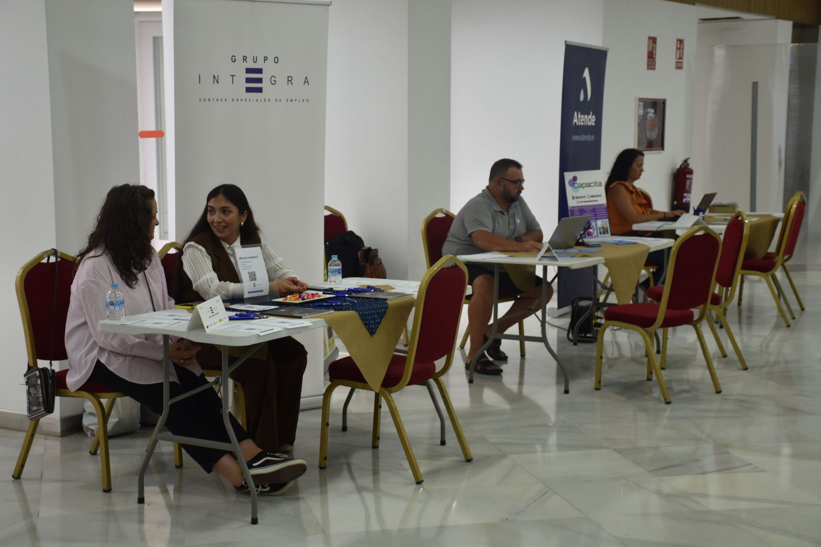 'Stand' preparado para ayudar a las personas a buscar empleo