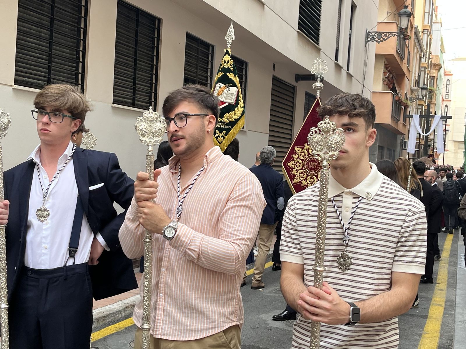 Ceuta acompaña a la Cruz de Mayo de La Flagelación en su primera salida con costaleros