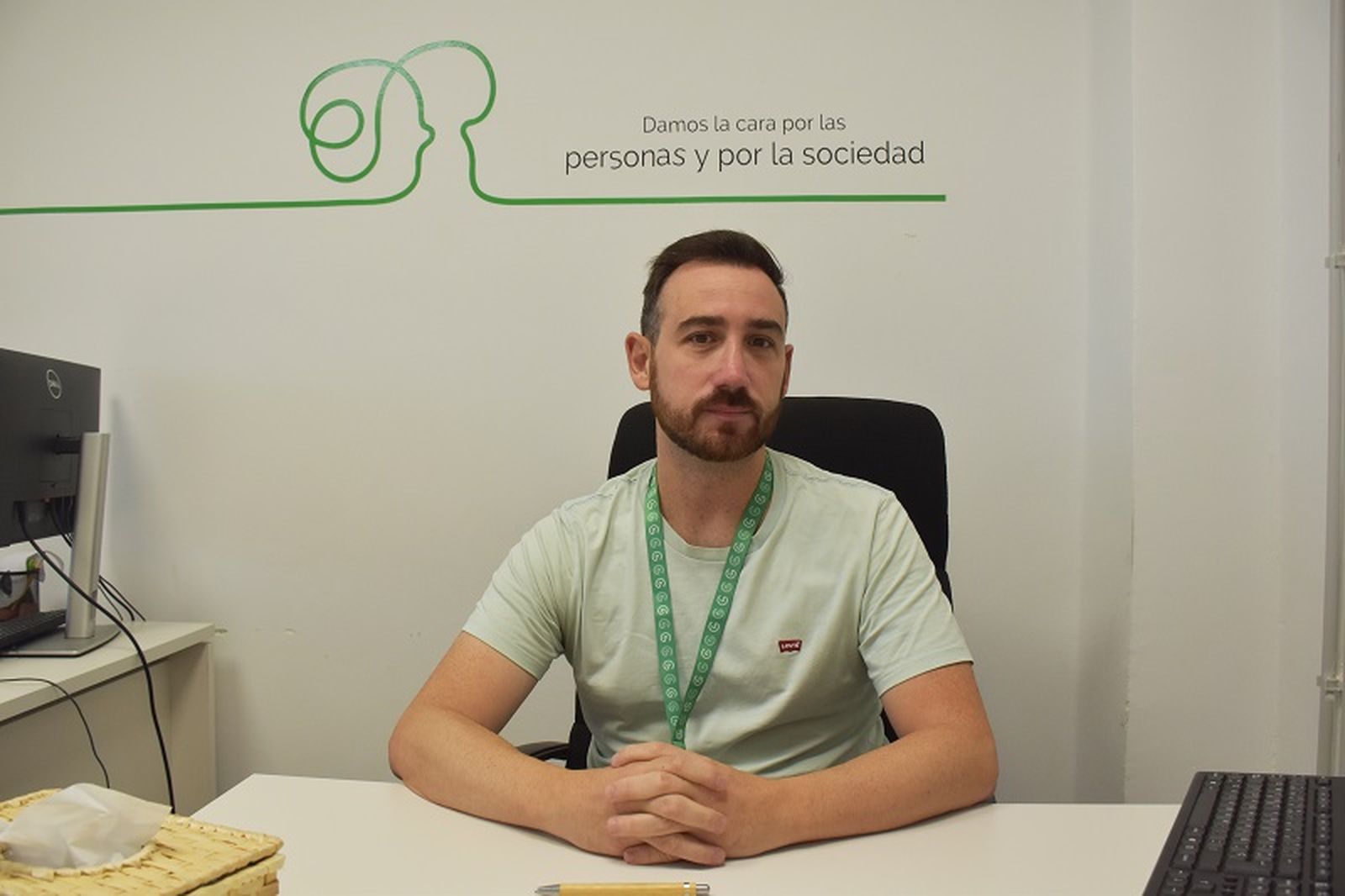 El psicólogo de la AECC en Ceuta, Antonio Martín, en su despacho