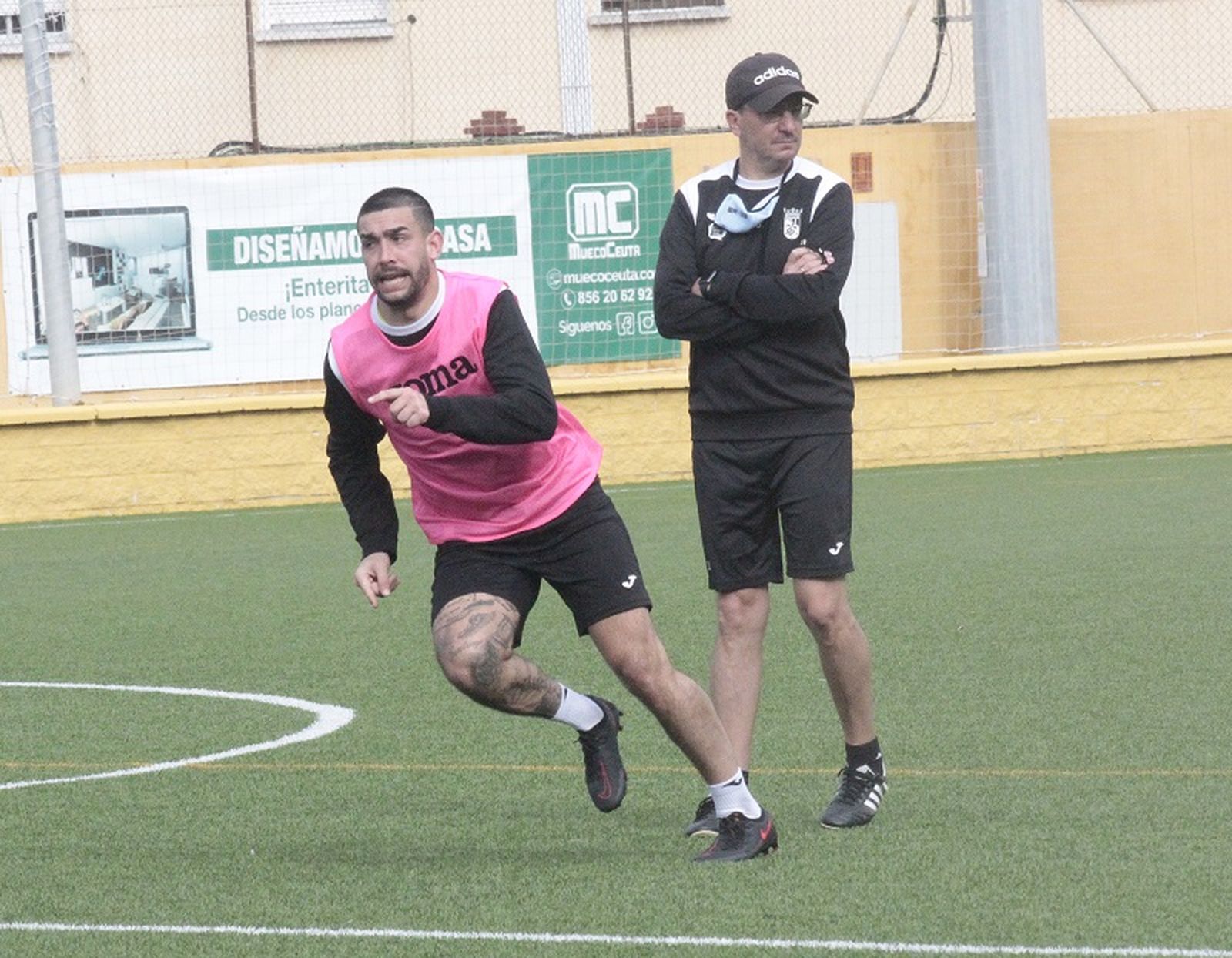 José Juan, este jueves en el ‘Martínez -Pirri-’, junto a Dani Muñoz, uno de los últimos fichajes. / FOTO D. VICENTE