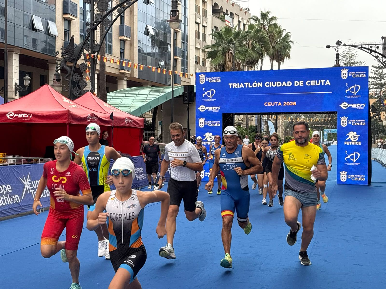 Los aficionados al triatlón en Ceuta se reúnen para participar en el Acuatlón Popular 'Juan Mur' y en la Phoenix Kids Triathlon