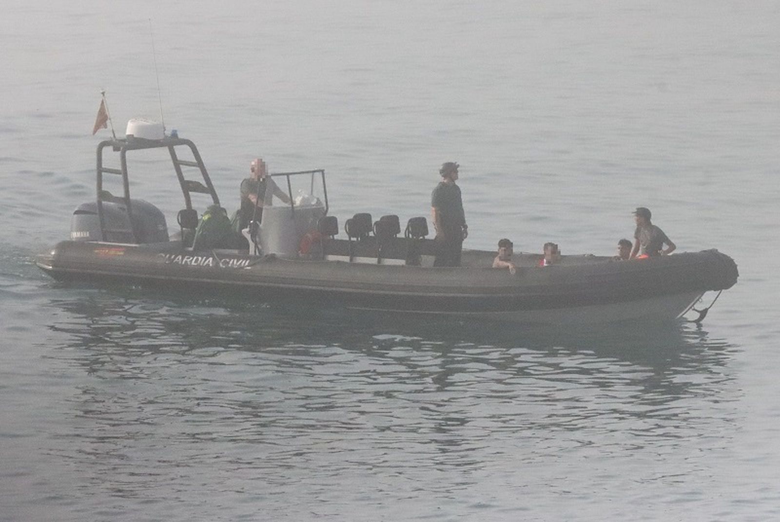 La lancha de los GEAS de la Guardia Civil durante el rescate de cuatro migrantes este martes. / FOTO REDUAN