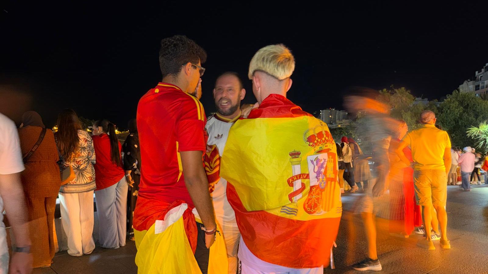Celebración de la victoria de España frente a Francia en la semifinal del Mundial 2026 en la playa de La Ribera