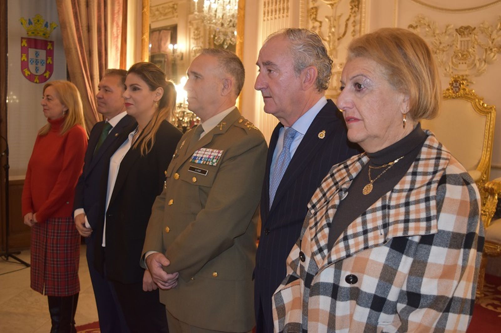 Las representantes de la Consejería de Sanidad y Servicios Sociales de Ceuta y el comandante general de Ceuta recibieron a los profesionales médicos. / FOTO NICOL´S