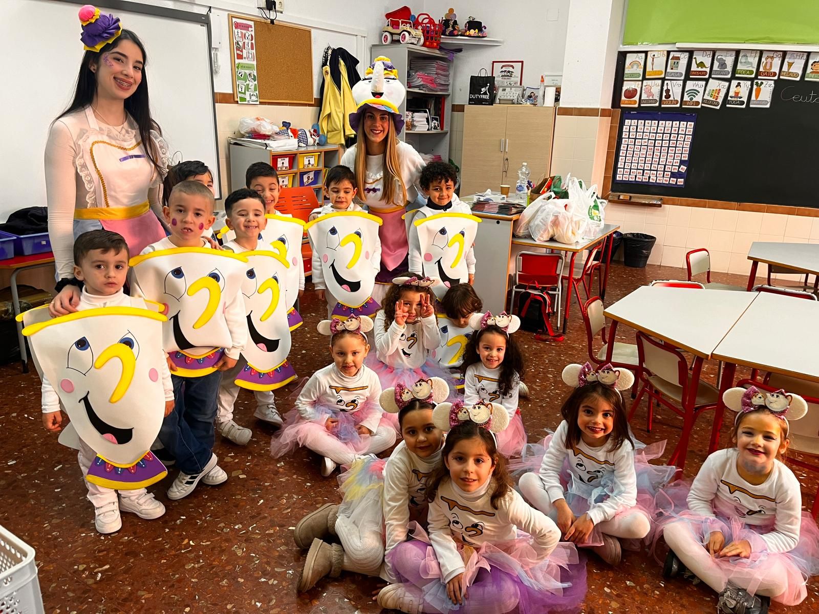 El 'Beatriz de Silva' protagoniza un pasacalles de cuento