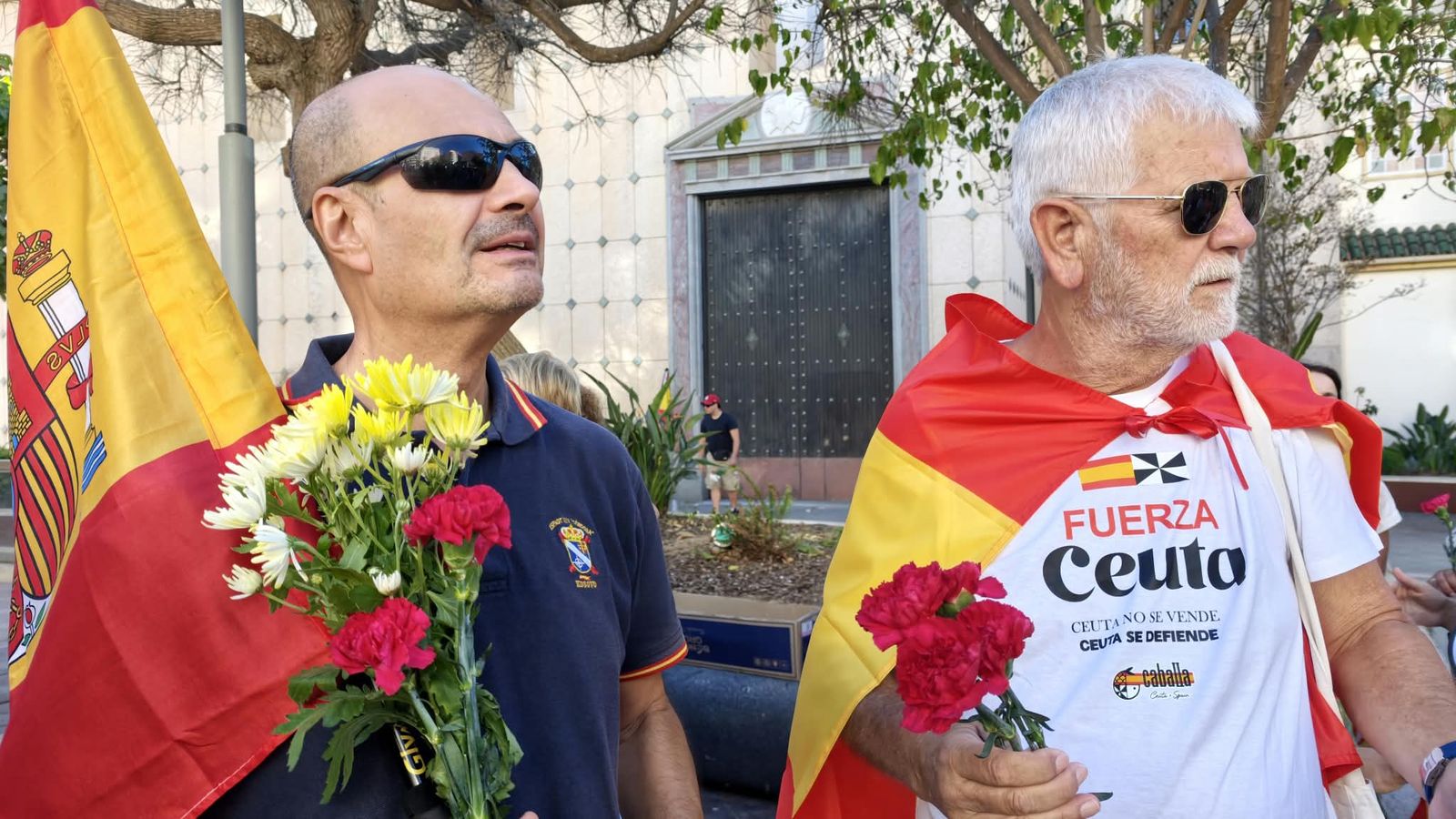 Concentración de los claveles en la plaza de los Reyes