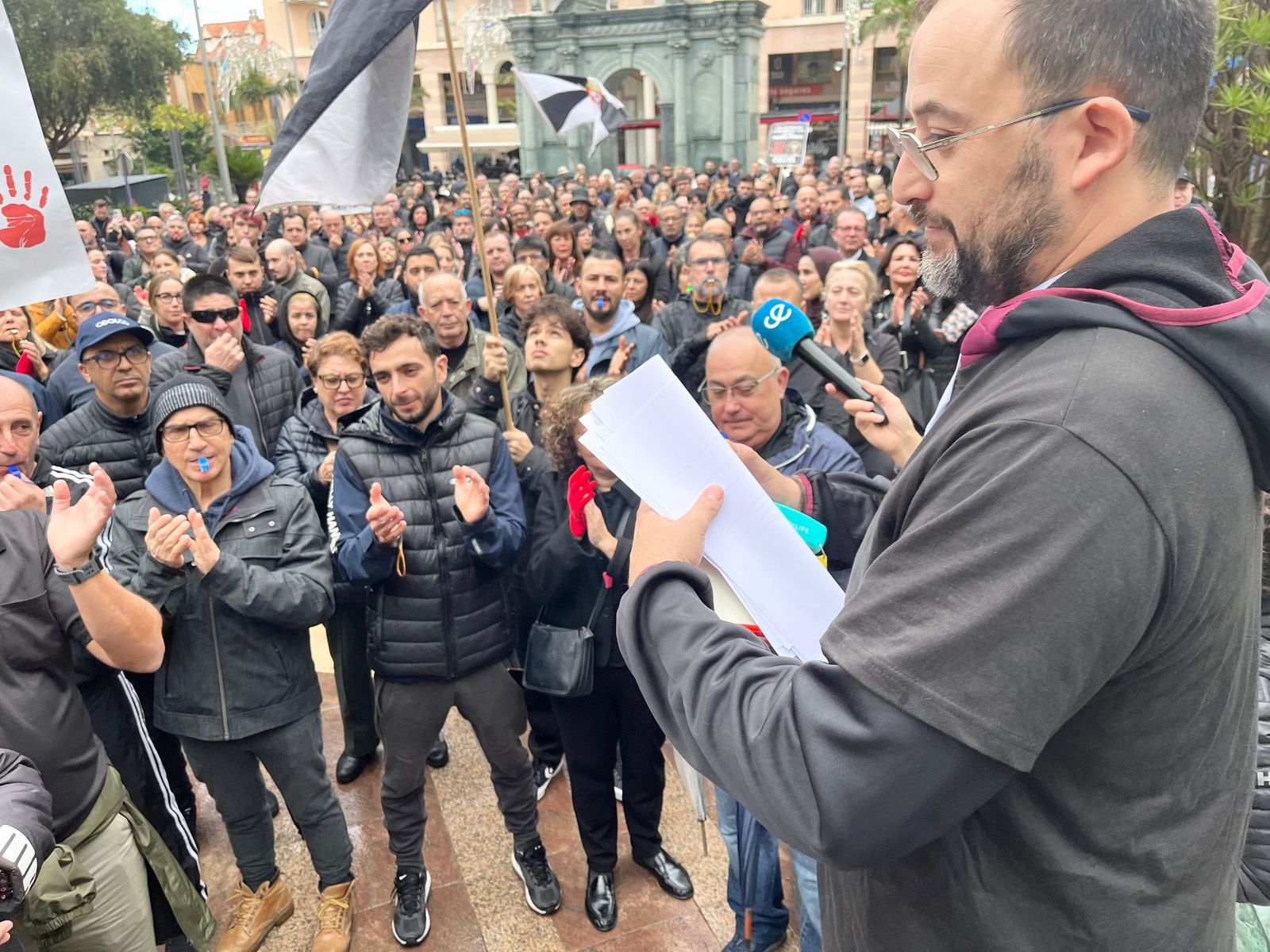 El portavoz de los autónomos, Javier Barrientos, se dirige a los concentrados en la Plaza de los Reyes