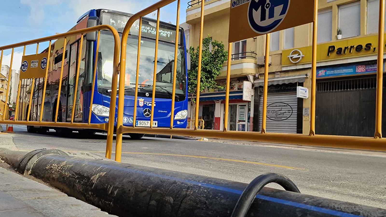 Un autobús a su paso por Hadú/FOTO S.D.A.