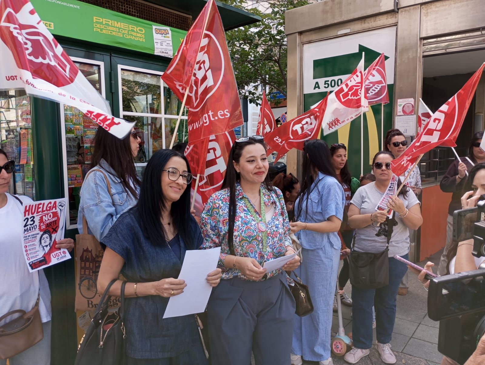 Miembros de UGT durante la manifestación este sábado