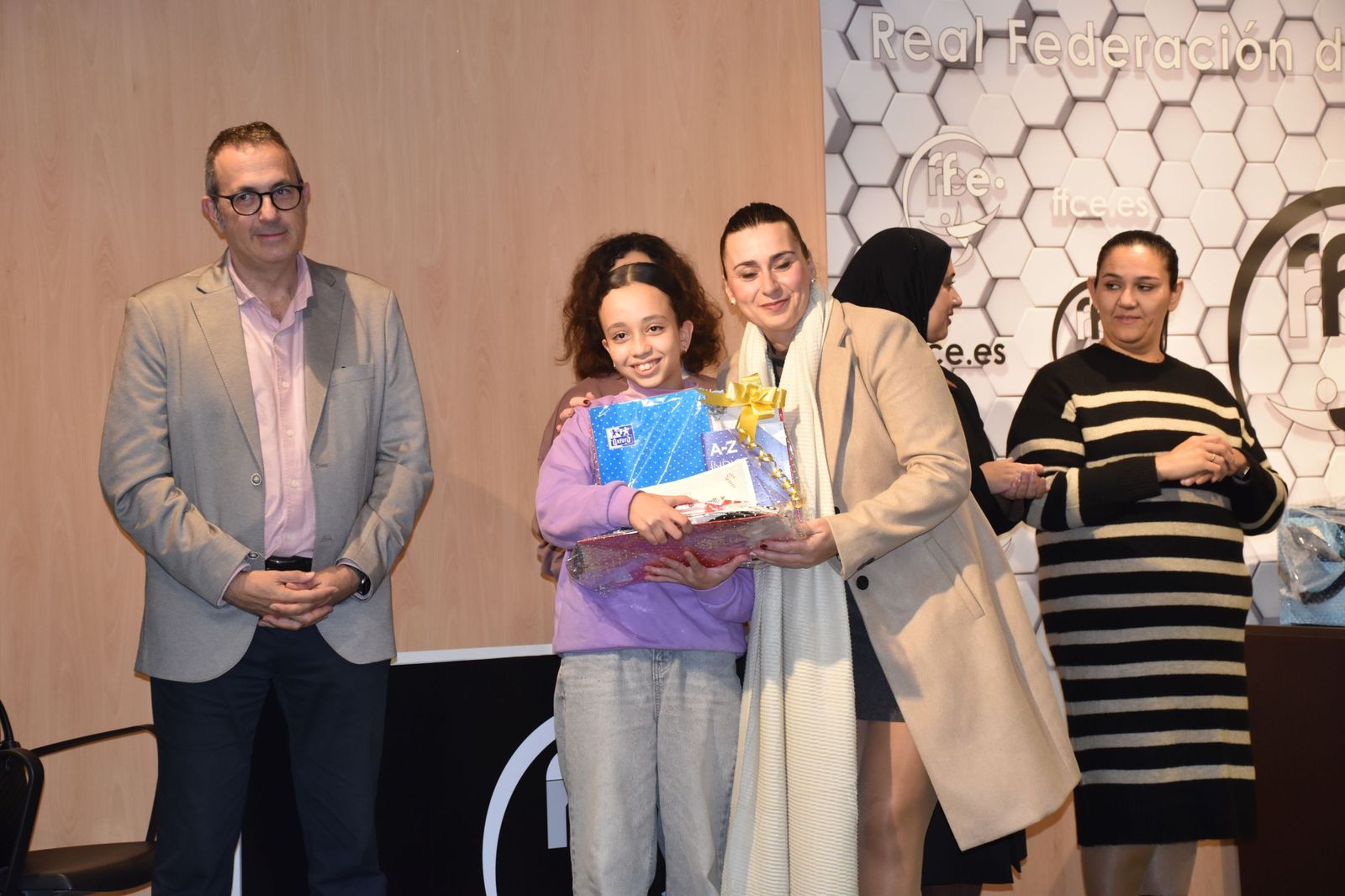 La entrega de premios de la FAMPA por la confección de tarjetas navideñas, en imágenes