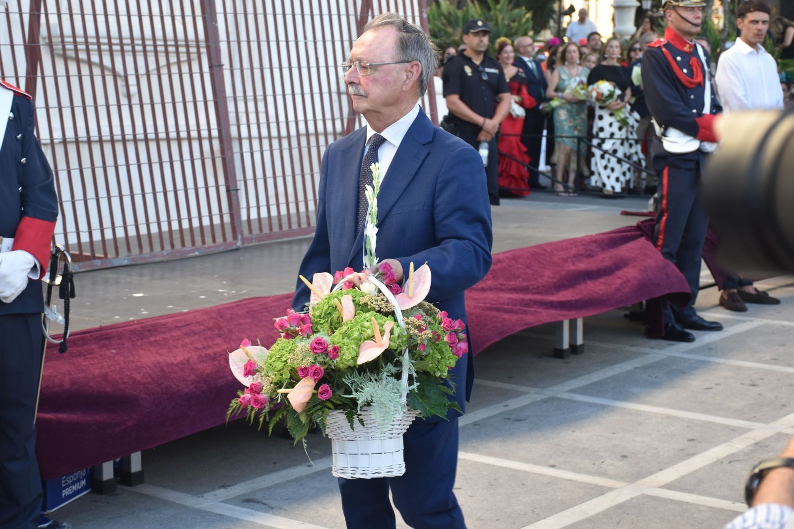 Los ceutíes vuelven a encontrarse con su Madre entre flores, esperanza y lágrimas contenidas
