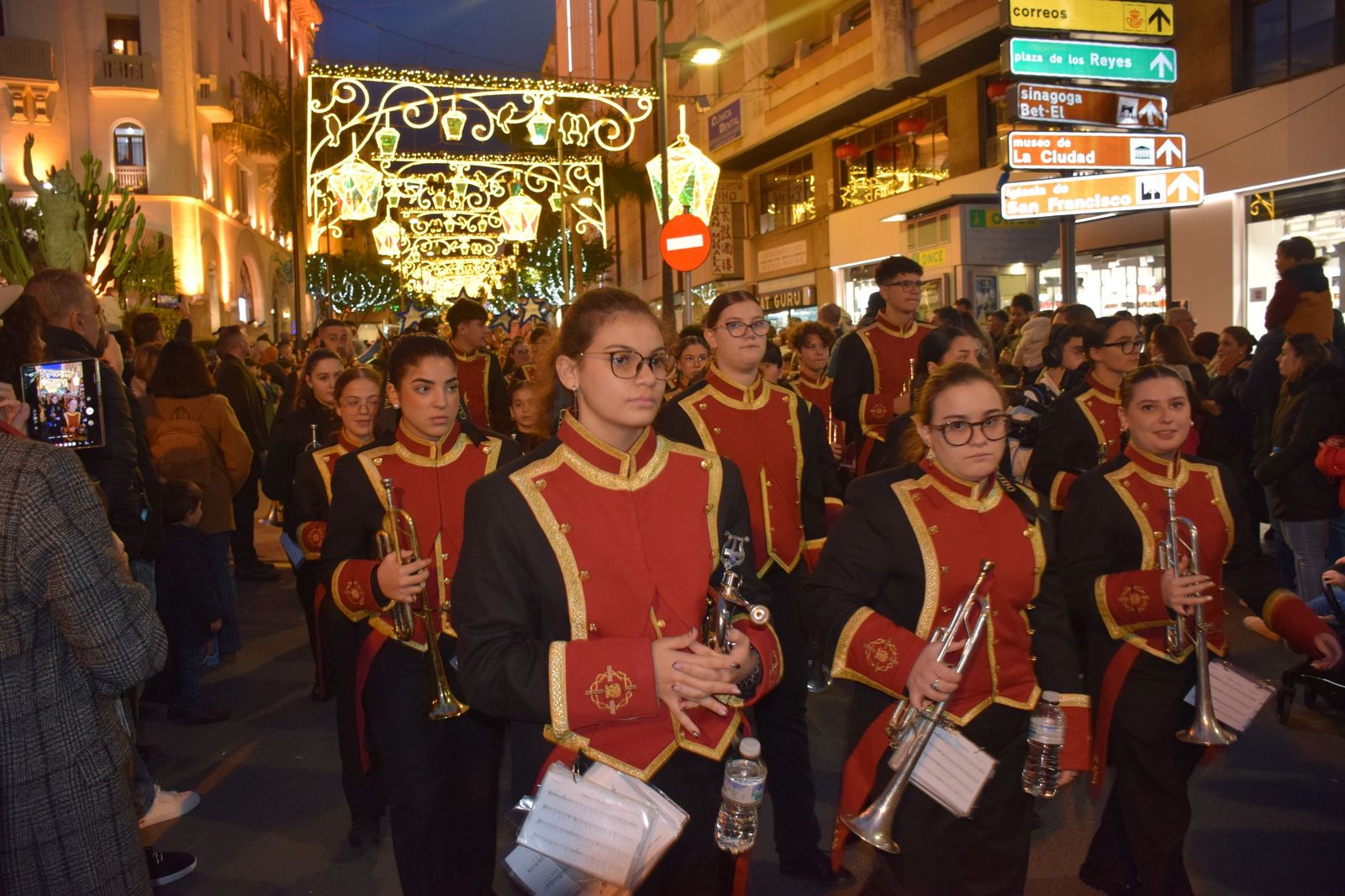 El centro de Ceuta disfruta de la visita del Heraldo Real y de su tradicional pasacalles