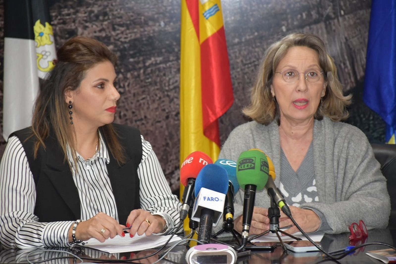 La consejera de Sanidad, Nabila Benzina, junto a la directora de Enfermería, Carmen Ruiz. / FOTO NICOL´S