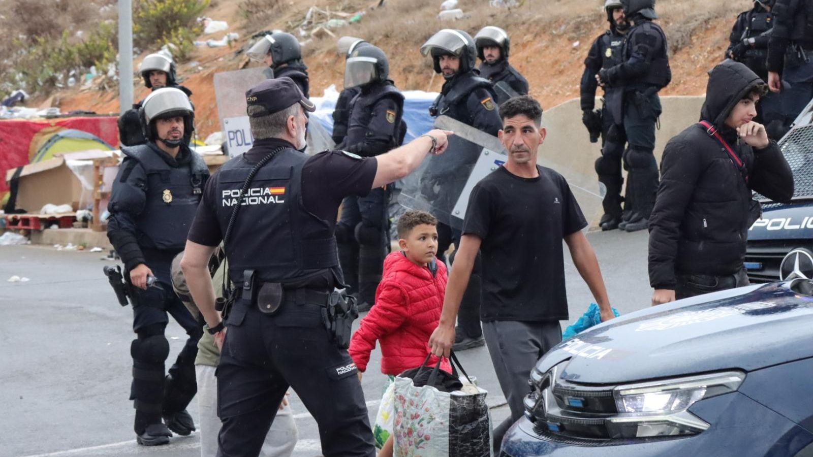 La Policía Nacional, desplegada en el polígono del Tarajal pese a la lluvia para desalojar la zona de inmigrantes