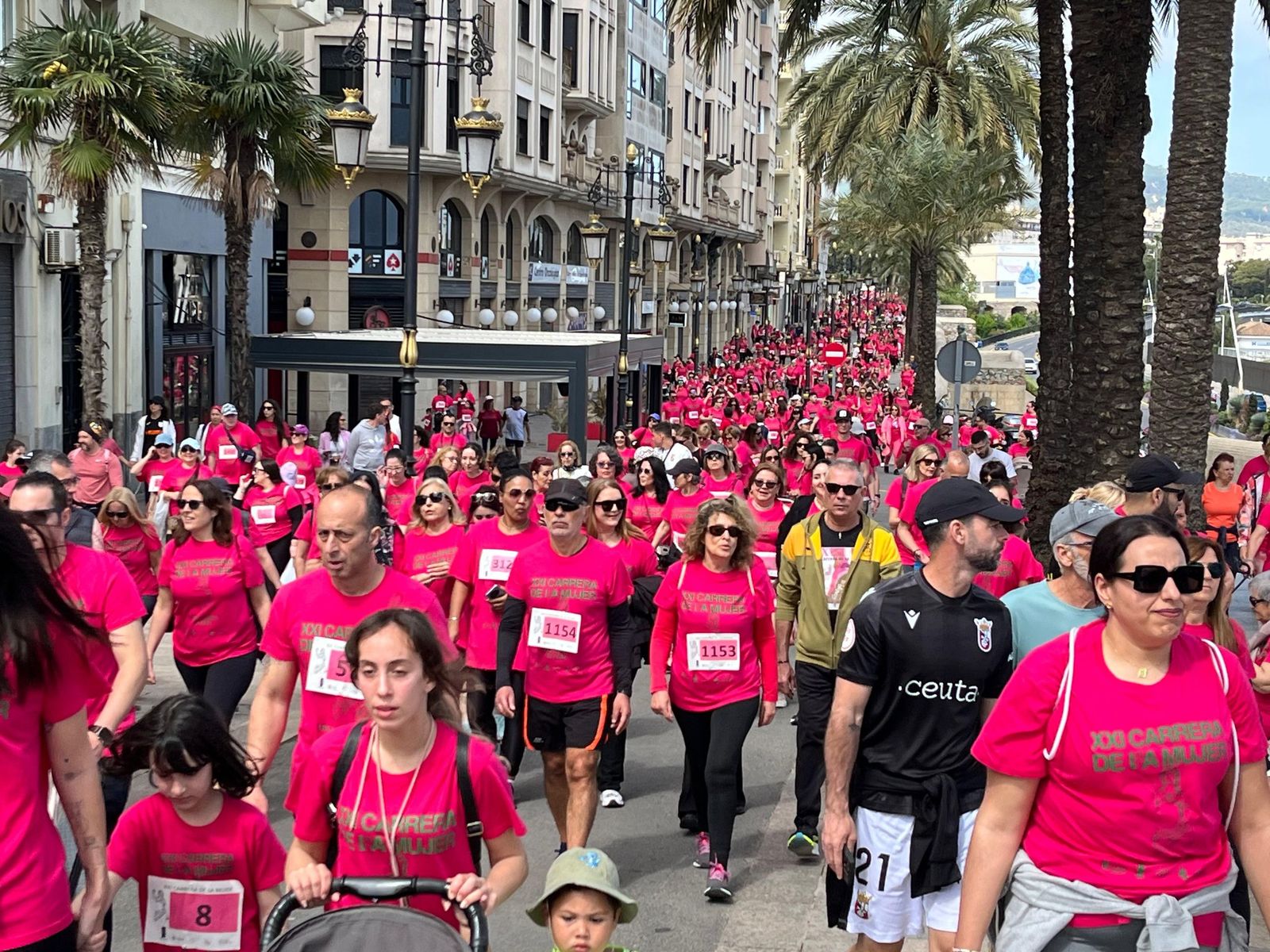 Ceuta se viste de rosa para abrazarse a la vida