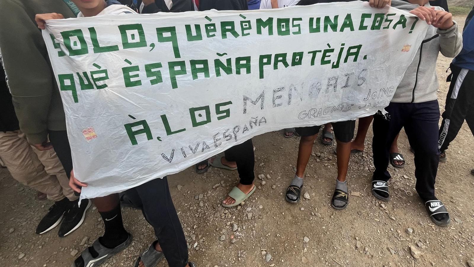 Concentración de menores migrantes solos en la playa del Trampolín para exigir acceder a recursos de acogida