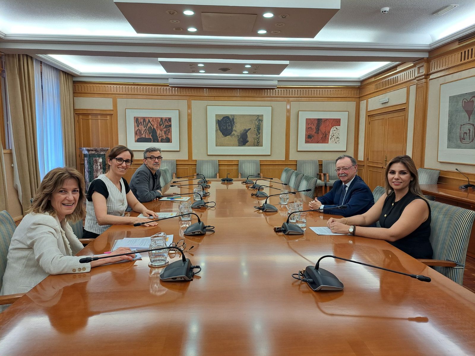 La consejera Benzina, el presidente Vivas y la ministra García, durante una reunión mantenida en Madrid el pasado junio
