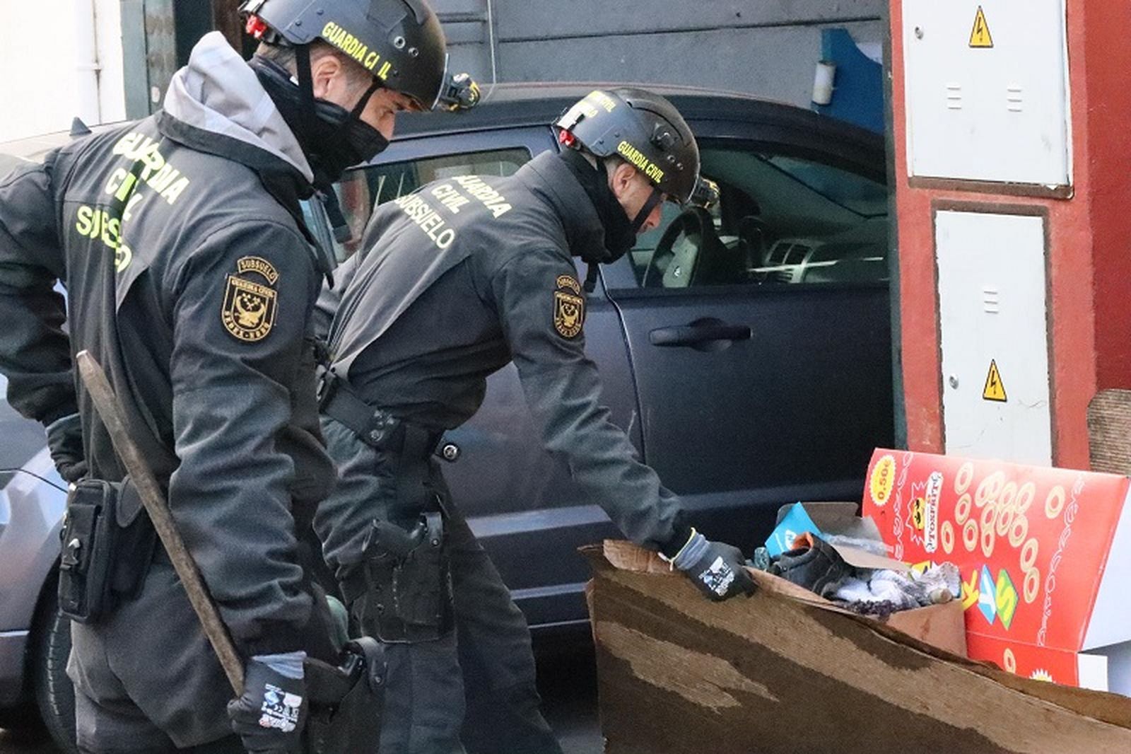 Agentes de la Guardia Civil especializados en subsuelo buscando el primer túnel en 2025, en el marco de la 'Operación Hades'.