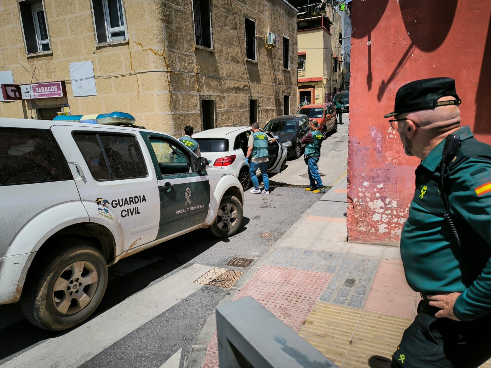 Traslado del detenido en el marco del dispositivo desplegado por la Guardia Civil este martes en la Almadraba.