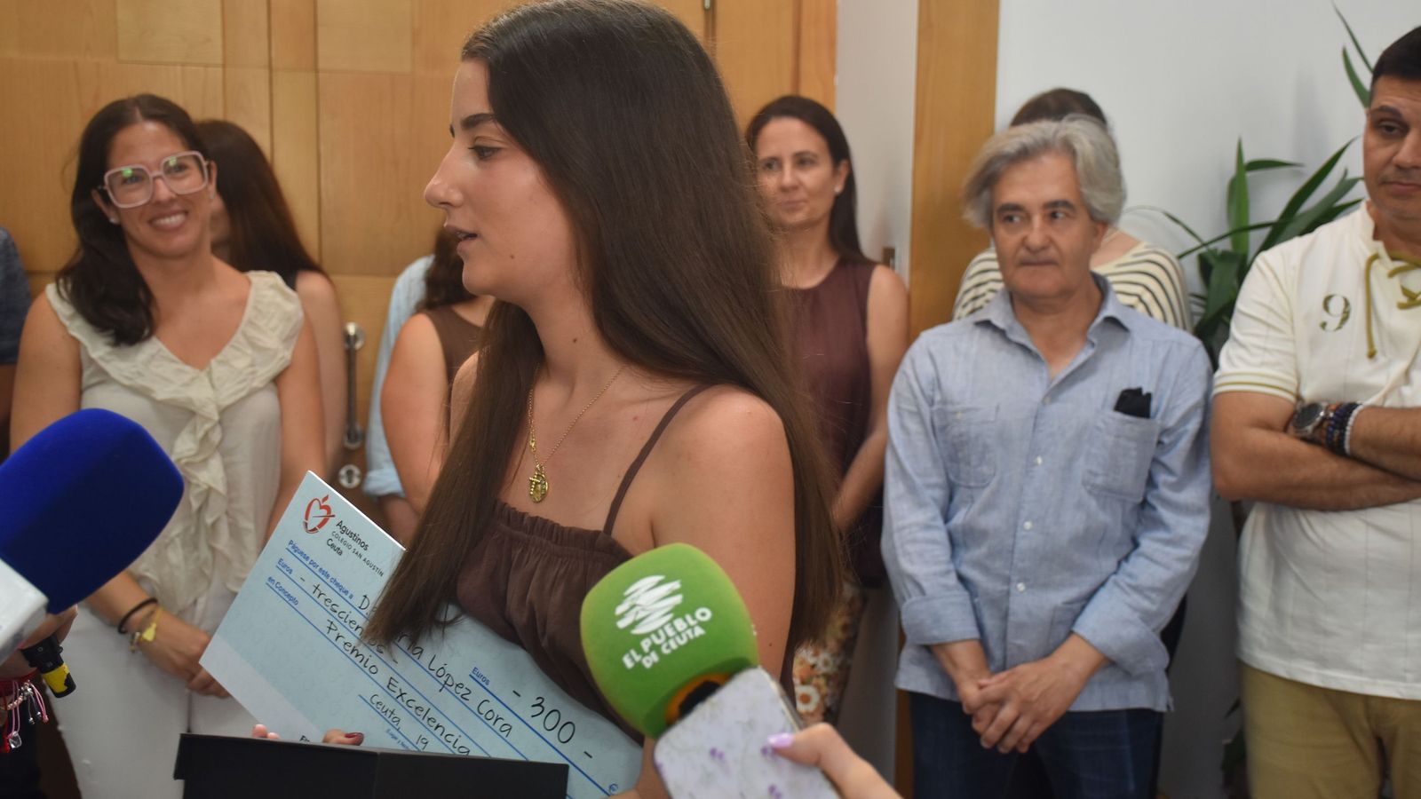 Homenaje en el Colegio San Agustín a su alumna Marta López Cora tras sacar la tercera mejor nota de Ceuta en la PAU, un 13.29